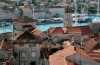 Trogir je situován v centru Dalmácie, na východním pobřeží Jaderského moře. 
Srdce Trogiru je malý ostrůvek, který se nahazi mezi pevnině a pobřeží ostrova Čiovo. 
Malé město s 12.000 občanů je centrum Trogiru micro - oblasti, která pokrývá asi 250km2.
Umístěny v oblasti mírné středomořské klima, Trogir se svými 2700 slunných hodin za rok, 
je skutečným pokladem mezi jinými turistickými destinacemi v Chorvatsku. Průměrná teplota 
vzduchu v průběhu celého roku je vyšší než 15 ° C, dosahující více než 30 ° C v létě. Teplota 
moře je vysoko nad 25 ° C během letního období.