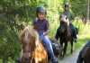 Jezdecký a westernový tábor ( pro děti ve věku 8-15 let) na nově budovém ranči v obci Vodná u Kamenice nad Lipou. Tábor specifický nejen výukou jízdy na koni, ale i péčí o koně, komunikací jezdce a koně, pro šikovnější děti je tu i lehčí akrobacie na koni. Děti se učí vodit koně do ohrady, krmit je, koupat, čistit a sedlat. Výcvik je rozdělený na dopolední a odpolední ježdění plus jeden krát týdně je vyjížďka do volné přírody. Trenéři přistupují k dětem individuálně. Kromě proškolených trenérů v ježdění, mají děti svého vedoucího, který se jim plně věnuje a stará se o ostatní program. Hrají skupinové hry, chodí na procházky po okolí. Doporučujeme 14-ti denní pobyty. Pro více informací nebo v případě zájmu o koupi nás kontaktujte na mailu Tábořiště Zatravněná terasa u rybníka v areálu Ranč na Vodné. Společenská místnost, jídelna, sociální zařízení. Ubytování Dvoulůžkové stany s podsadou, lůžka s molitanovou matrací, (spací pytel s sebou). Strava a pitný režim Strav